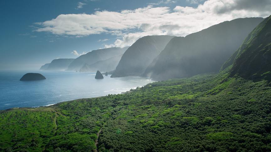 Im Bild: Die Nordküste Moloka’is ist eine malerische tropische Landschaft.