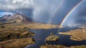 © Foto: ORF/Crossing the Line Productions/Felix Sproll Im Bild: Regenbogen über dem Derryclare Lough, Süßwassersee in Connemara.