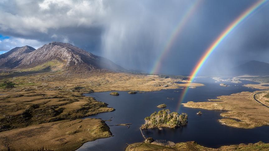 Im Bild: Regenbogen über dem Derryclare Lough, Süßwassersee in Connemara.