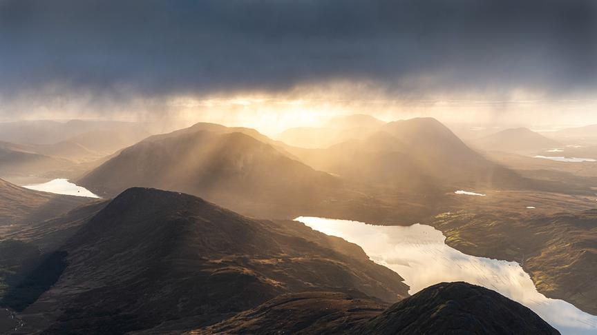 Im Bild: Winterlicher Sonnenaufgang über Connemara mit Blick auf den Mweelrea Mountain.