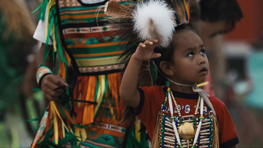 © Foto: ORF/LE CINQUIEME REVE Kind und Erwachsene in indigener Kleidung.