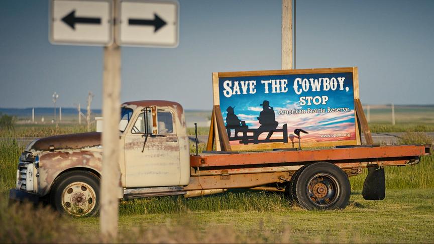 © Foto: ORF/LE CINQUIEME REVE Ein alter Truck mit Werbeplakat auf der Ladefläche, auf dem steht "Save the Cowboy".