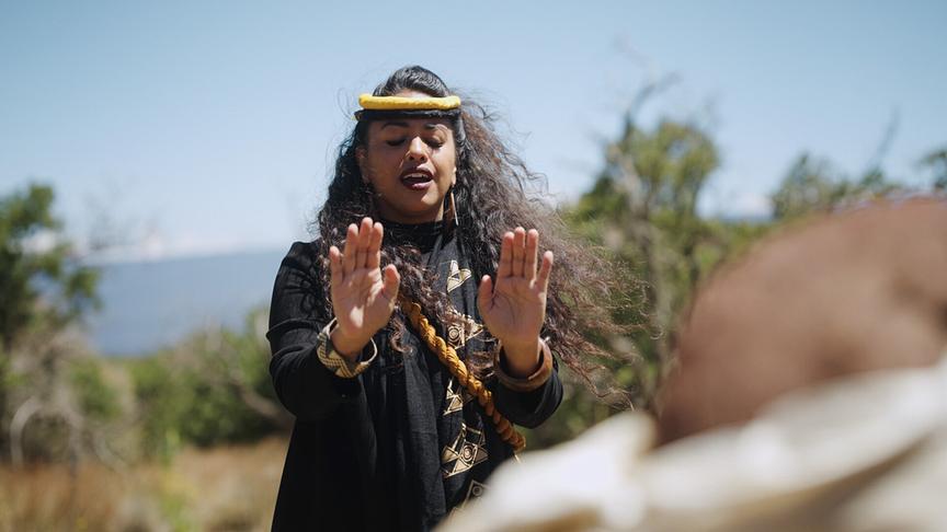 Im Bild: Hāwane Rios, Hawaiianische Sängerin und Aktivistin, während eines Begrüßungsgesang auf dem heiligen Berg Mauna Kea.