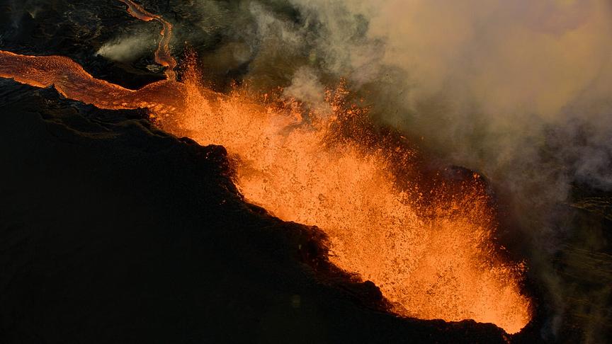 Im Bild: Mauna Loa eruptierte 2022 nach fast 40 Jahren wieder. Über 50m hohe Lavafontänen spiel er aus.