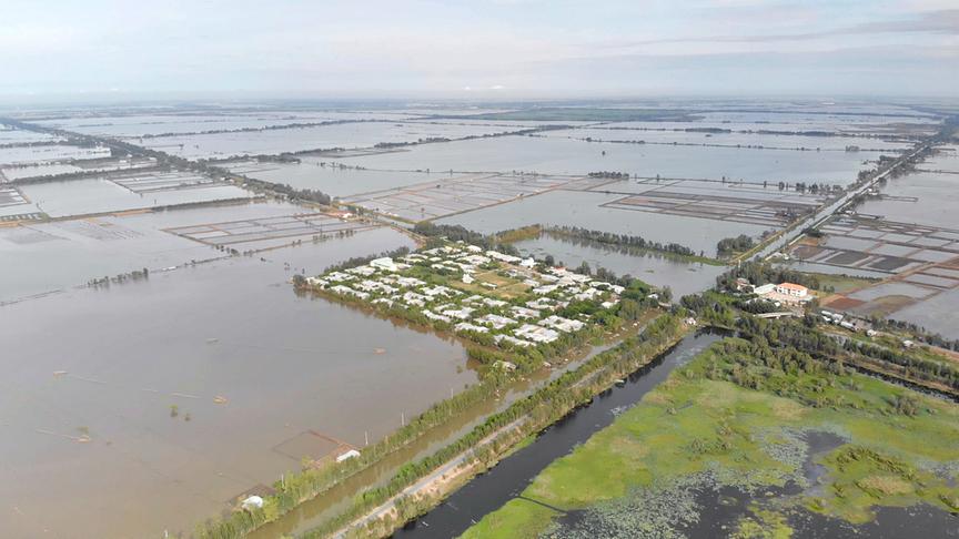 In Rechtecke eingeteilte und unter Wasser stehende Agrarfläche.