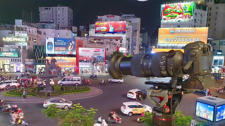 Eine Kamera ist auf einen von Werbungstafeln umgebenen Kreisverkehr gerichtet.