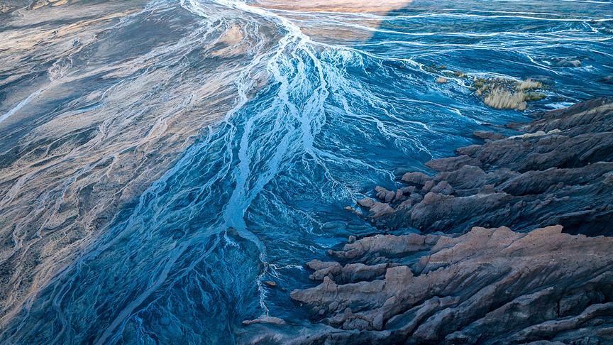 Wasserläufe in einer kargen Landschaft