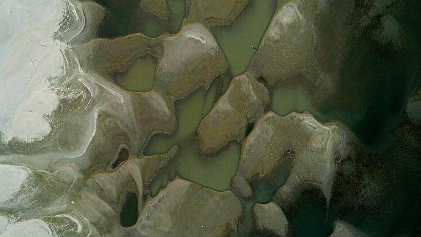 Luftaufnahme eines Gewässers mit vielen Sandbänken.