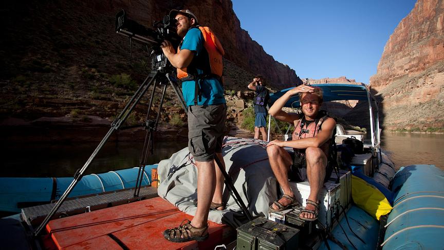 Kamerateam bei der Arbeit auf einem Floß auf einem Fluss im Canyon.