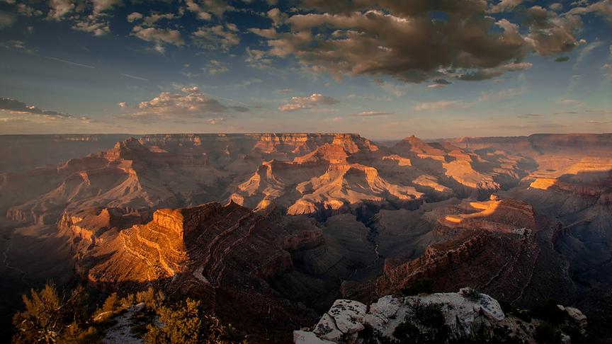 Luftaufnahme der besonderen Formationen des Canyon im Dämmerungslicht.