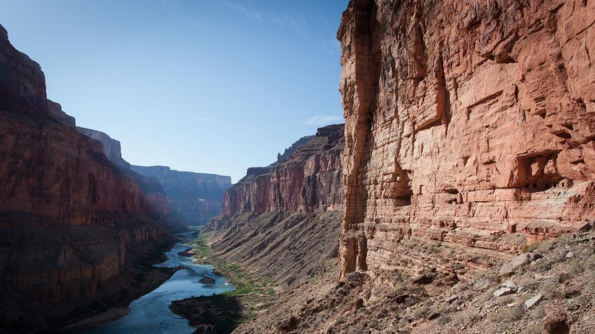 © Foto: ORF/Doclights/NDR Naturfilm/Matthew Kline Steil abfallende, rote Wände und ein Fluss im Tal des Canyon.