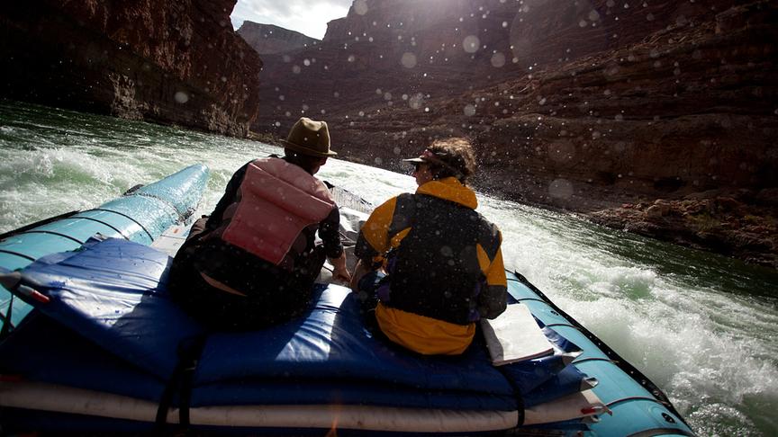 © Foto: ORF/Doclights/NDR Naturfilm/Matthew Kline Zwei Personen auf einem modernen Floss auf einem reißenden Fluss.