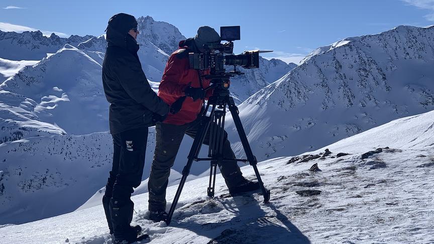 Im Bild: Kameramann Martin Stoni beim filmen von Gämsen.