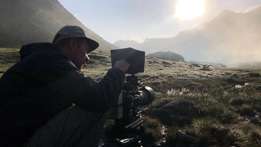 Im Bild: Kameramann Martin Stoni bei Dreharbeiten im morgendlichem Moor.