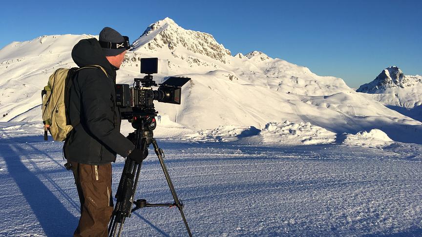 Im Bild: Kameramann Martin Stoni auf der Schipiste.