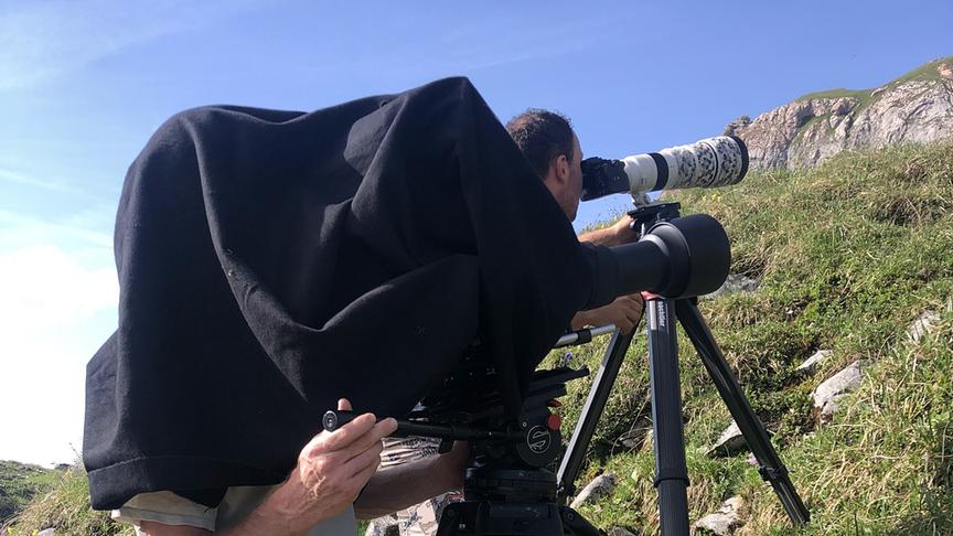 Im Bild: Kameramann Martin Stoni und Julian Martin an den Kameras, Gamsdreh in der nähe Alpe Laguz hinter der Roten Wand.