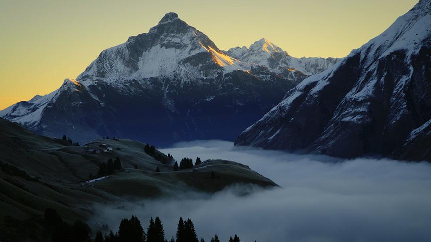 Im Bild: Morgenstimmung Bürstegg, Blickrichtung Warth im Hintergrund die Fiderescharte.
