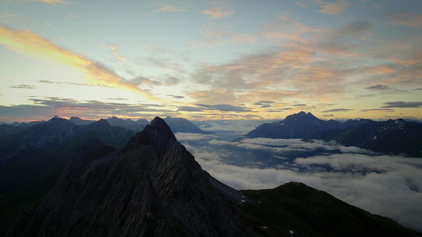 Im Bild: Sonnenaufgang über dem Arlberg, Blick von Valluga – Richtung Kapall – Inntal Richtung Innsbruck.