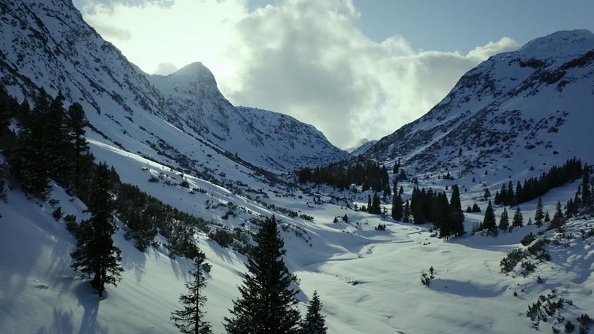 Im Bild: Arlbergmassiv im Winter „Zugertal“, Blickrichtung Formarinsee Lechquellgebiet.
