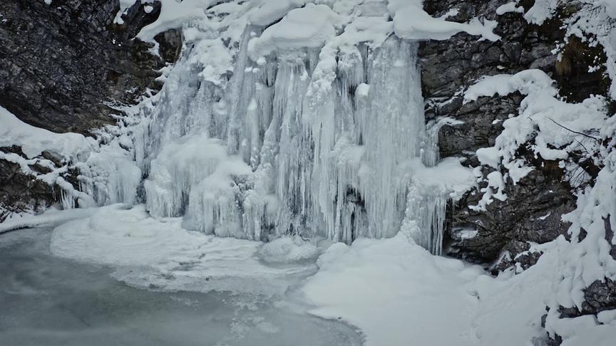 Im Bild: Eingefrorener Wasserfall – Zugertal.