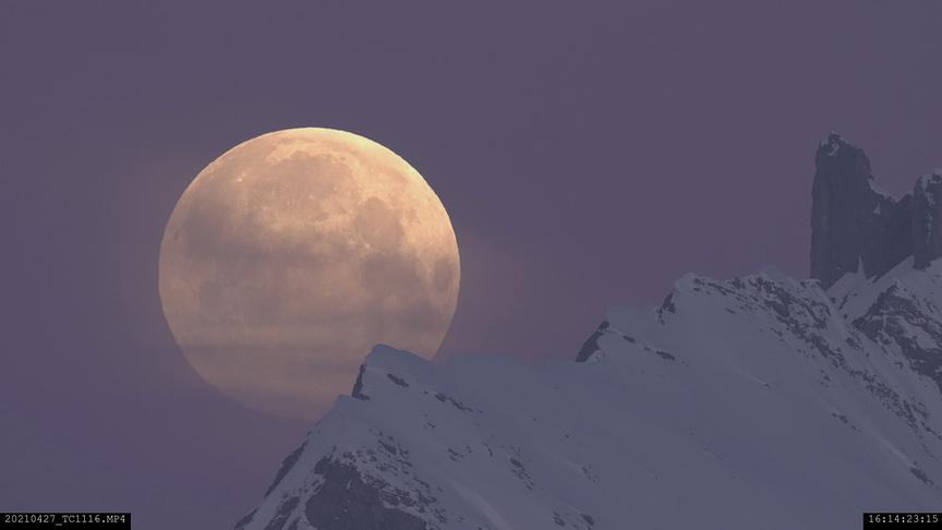 Im Bild: Mond über dem Arlberg.