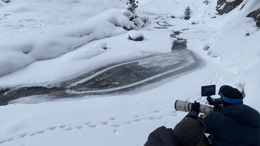 Im Bild: Kameramann Martin Stoni beim winterlichen Dreh an der Lech.