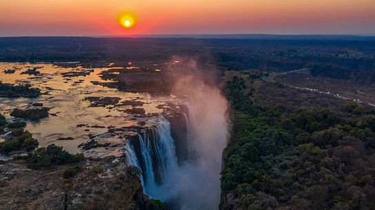 Wasserfälle im Sonnenuntergang.