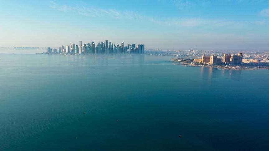 Großstadt mit Hochhaus-Skyline an einem Meer liegend