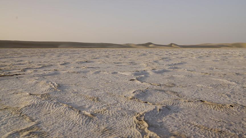 Wüste mit interessanten Mustern durch Salzablagerungen