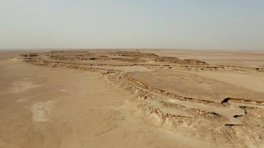 Wüstenlandschaft mit einigen steinigen Erhebungen