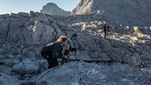 © Foto: ORF/Interspot/Franz Hafner Ein steiles Bergterrain auf dem zwei Menschen mit Kamerastativ etwas außerhalb des Bildes filmen.