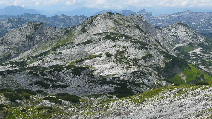 Ein karges Gebirge mit etwas Grün, aber hauptsächlich Gestein.