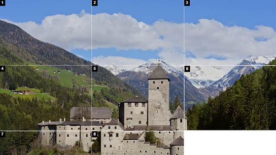 © Foto: ORF/pre tv/Lukas Schäfer Eine große, intakte Burg in bergiger Kulisse. Das Bild ist in Raster eingeteilt, wobei eines weiß ist. Es stellt ein Sliderpuzzle dar.