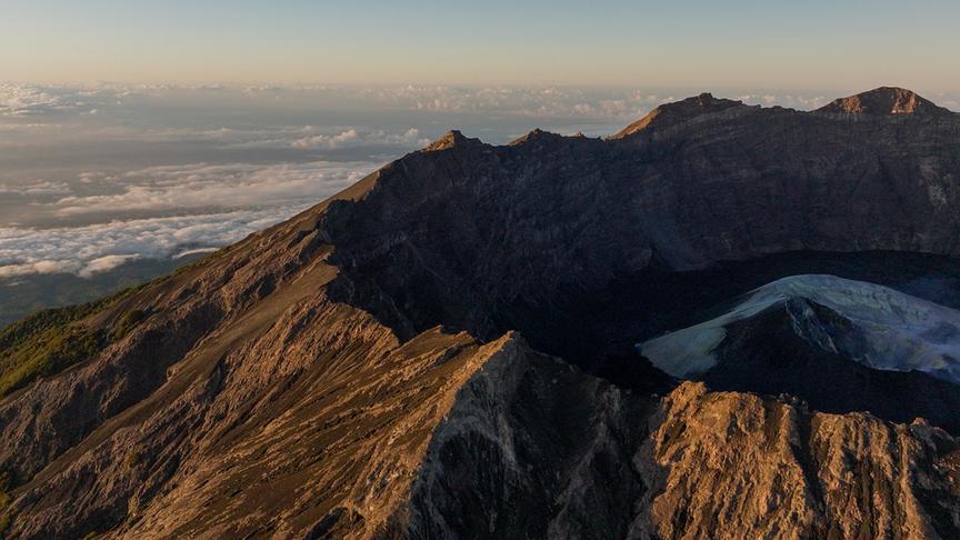 Riesiger Felskrater auf einem Berg.
