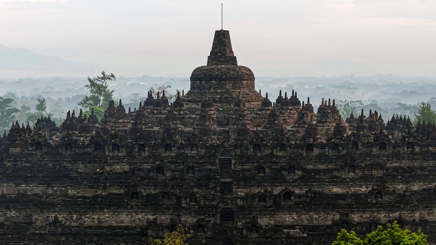Aufnahme einer weitläufigen Tempelanlage.