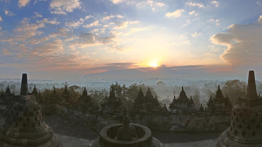 Blick über einen weitläufigen Tempel.