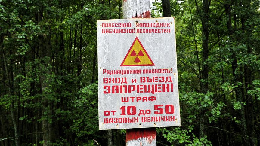 Schild mit Symbol für Radioaktiität und kyrillischen Zeichen