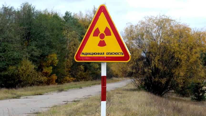 Straßenschild mit radioaktivem Zeichen in der Mitte