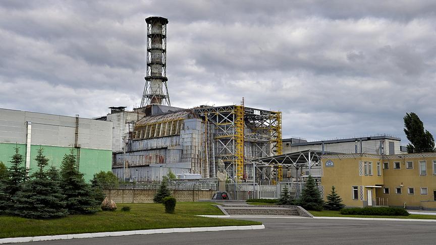 Reaktorgebäude mit maroder Metallummantelung