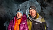 © Foto: ORF/Interspot/Christoph Prochazka Andrea Fischer und Hermann Maier warm bekleidet und mit Stirnlampen in einer dunklen Gletscherhöhle.