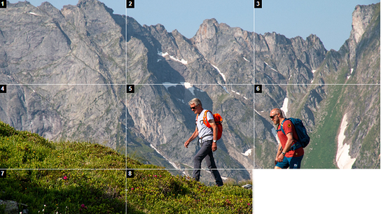 Peter Habeler und Hermann Maier wandern bergauf mit Bergpanorama im Hintergrund. Das Bild ist in Raster wie bei einem Sliderpuzzle aufgeteilt, ein Teil ist weiß ausgefüllt.