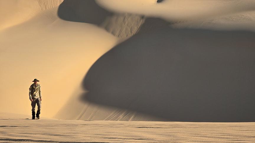 © Foto: ORF/k22film GmbH/Daniela Pulverer Mann mit Hut und langer Kleidung in der Wüste.