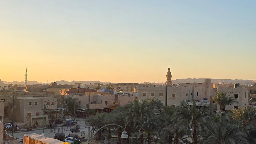 Oasenstadt Siwa im Dämmerlicht.