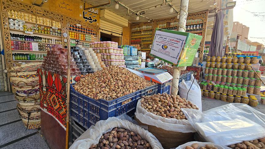 Verkaufsstand mit vielen unterschiedlichen Produkten. 
