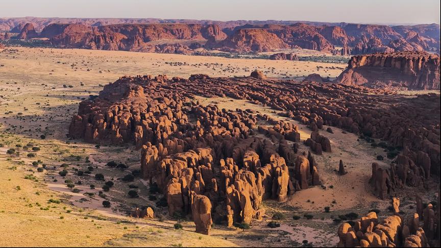 Ungewöhnlich aussehende rot-bräunliche Steinerhebungen in der Wüste.