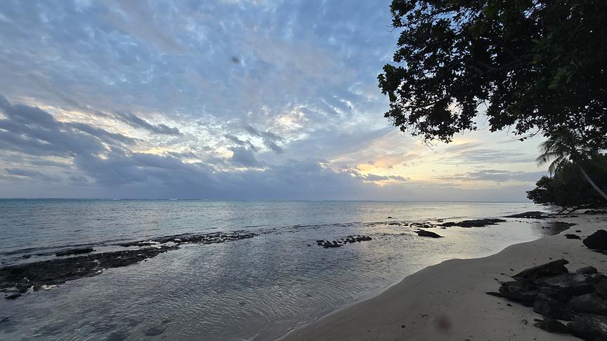 Ausblick vom Strand Richtung bewölktes Meer.
