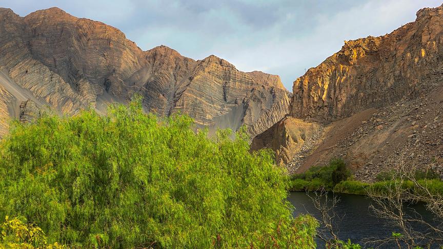 Grüne Oase mit See im felsigen Canyons.