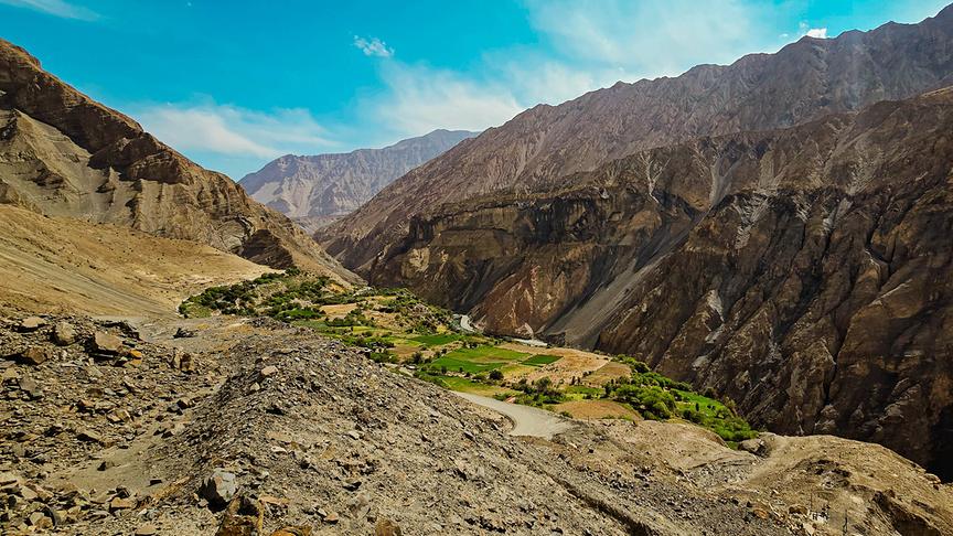 Felsiger Canyon mit grünem Tal.