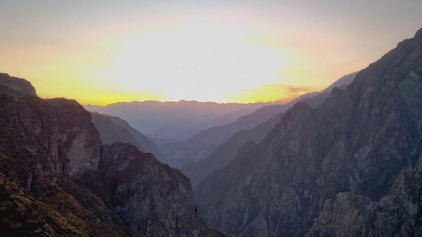 Die Schluchten des Colca Canyon in der Dämmerung.
