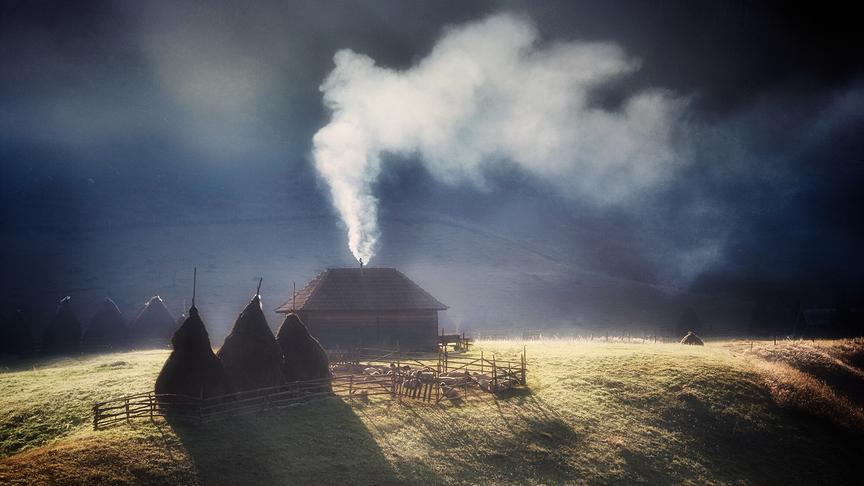 © Foto: ORF/Crossing the Line/Hurghea Constantin/Shutterstock Im Bild: Ein Bauernhaus in der wunderschönen Landschaft Transsilvaniens.